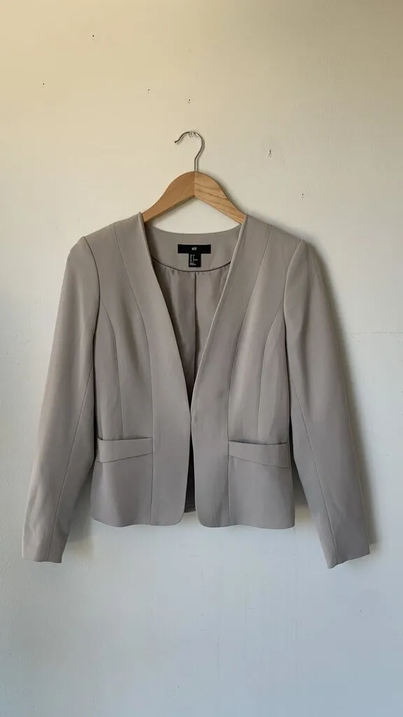 Pre-Owned H&M Light Grey Single Clasp Front Blazer w/ Pockets- Size 6